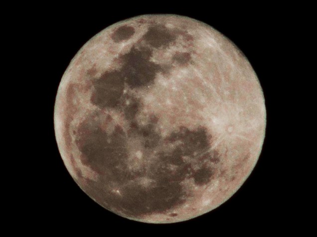 <p>Lua cheia é vista do Morumbi, Zona Sul de São Paulo (SP), neste sábado (29)</p>