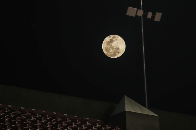 <p>Lua cheia é vista do Morumbi, Zona Sul de São Paulo (SP), neste sábado (29)</p>