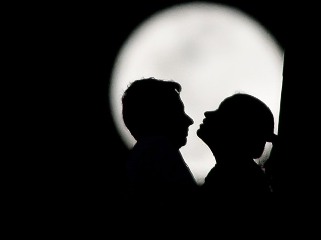 <p>Casal se beija em São Paulo, neste sábado (29), diante da superlua. O evento acontece quando ocorre uma lua cheia no período entre 24 horas antes ou depois de a lua atingir o perigeu (ponto mais próximo da Terra) de sua órbita</p>