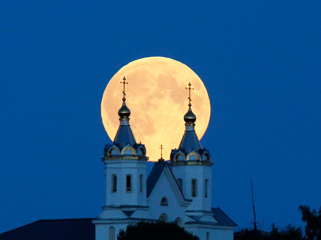 Fenômeno conhecido como "superlua", que acontece quando ocorre uma lua cheia no período entre 24 horas antes ou depois de a lua atingir o perigeu (ponto mais próximo da Terra) de sua órbita, na noite deste sábado (29), em Minsk, Belarus