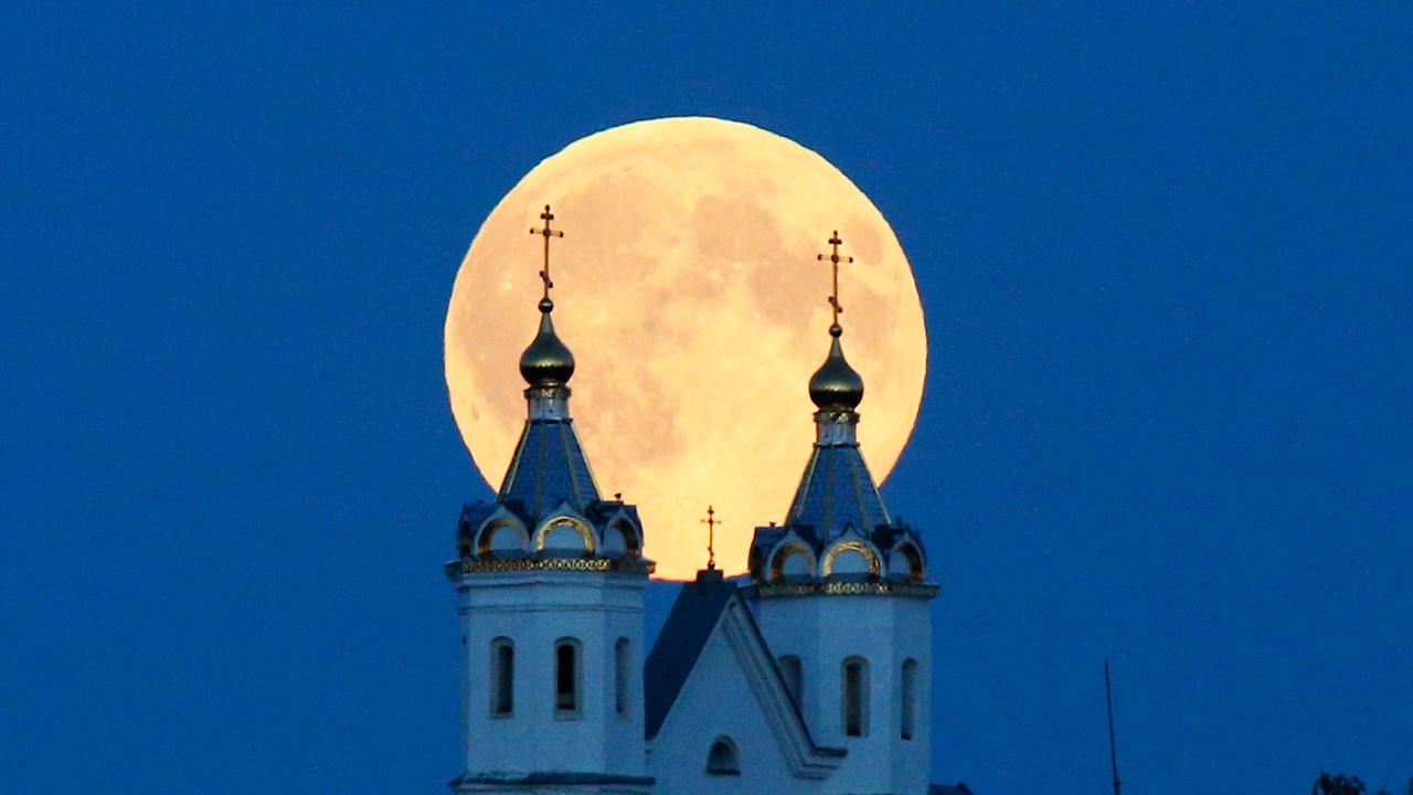 Fenômeno conhecido como "superlua", que acontece quando ocorre uma lua cheia no período entre 24 horas antes ou depois de a lua atingir o perigeu (ponto mais próximo da Terra) de sua órbita, na noite deste sábado (29), em Minsk, Belarus