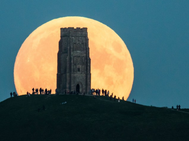 <p>A superlua aparece em Glastonbury, Inglaterra. Eclipse total e superlua acontecem na noite deste domingo (27), causando o fenômeno da Lua vermelha</p>