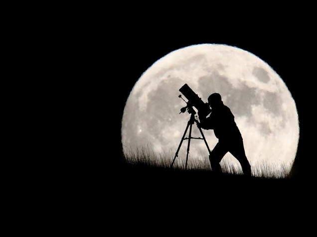 <p>Astrônomo observa as estrelas em Brighton, Inglaterra. Eclipse total e superlua acontecem na noite deste domingo (27), causando o fenômeno da Lua vermelha</p>