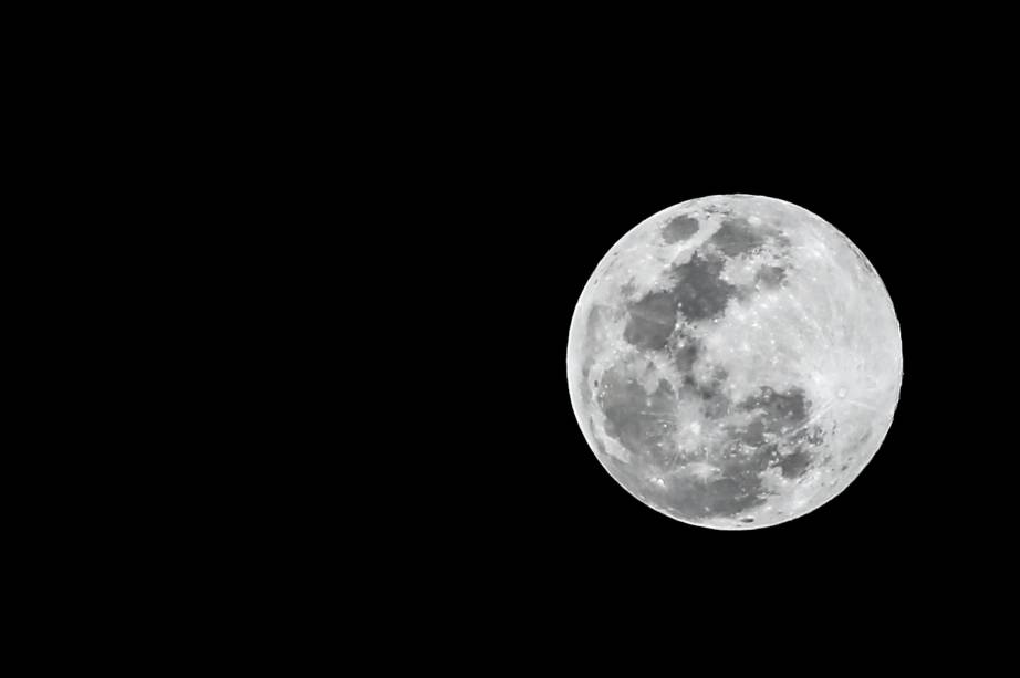 Veja fotos da última superlua do ano | VEJA