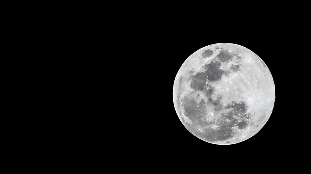 Vista da superlua cheia na noite desta segunda-feira (8), na cidade de São Paulo, SP. O fenômeno astronômico da superlua acontece quando a lua cheia se dá no momento da maior aproximação entre a lua e a terra. Durante a superlua, o satélite do nosso planeta parece ser 14% maior e 30% mais brilhante do que normalmente