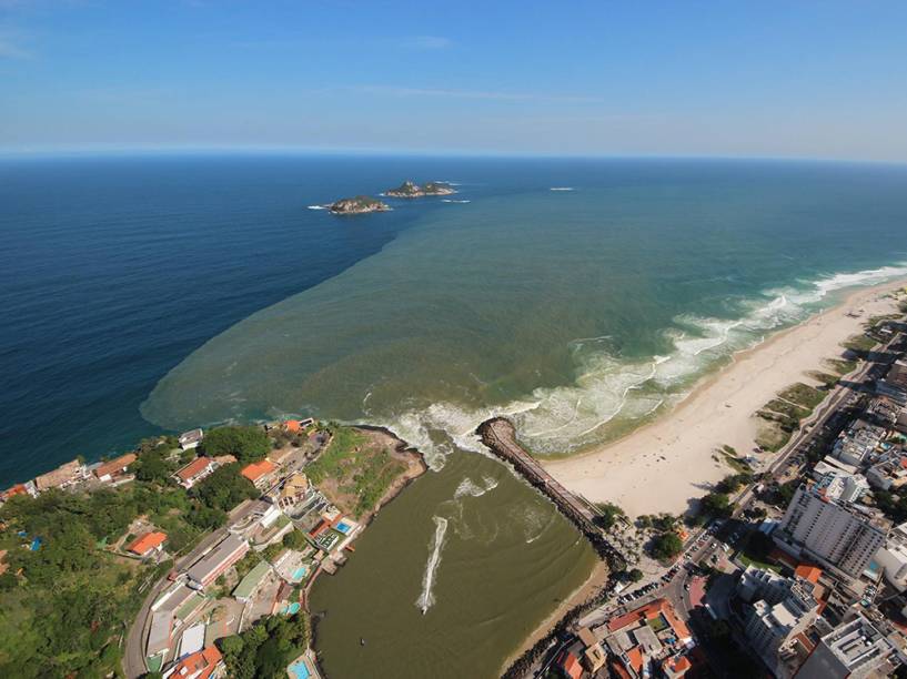 Poluição nas águas da Barra da Tijuca durante a etapa do Rio de Janeiro