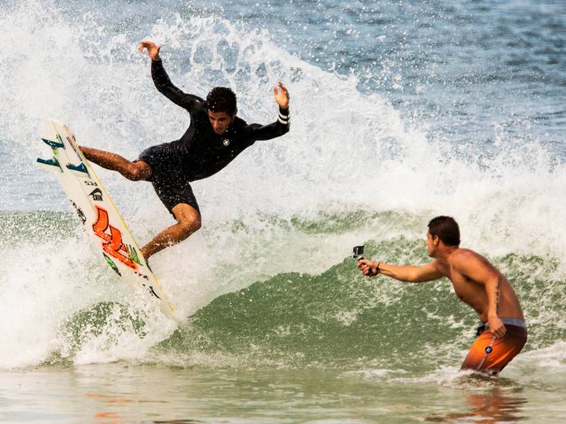 Filipe Toledo treina para a etapa brasileira do Circuito Mundial de Surfe