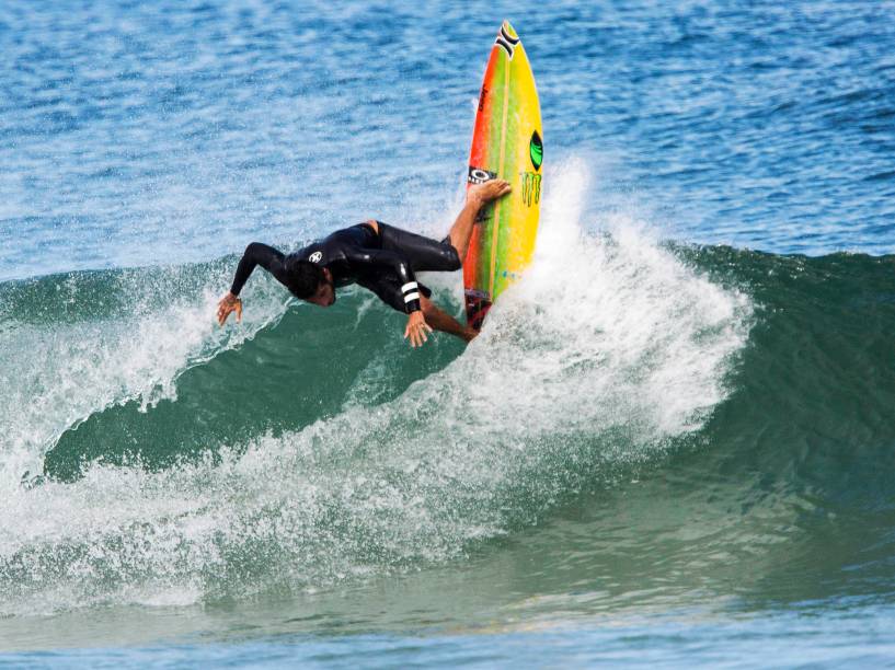 Filipe Toledo treina para a etapa brasileira do Circuito Mundial de Surfe