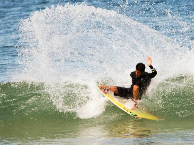 Filipe Toledo treina para a etapa brasileira do Circuito Mundial de Surfe