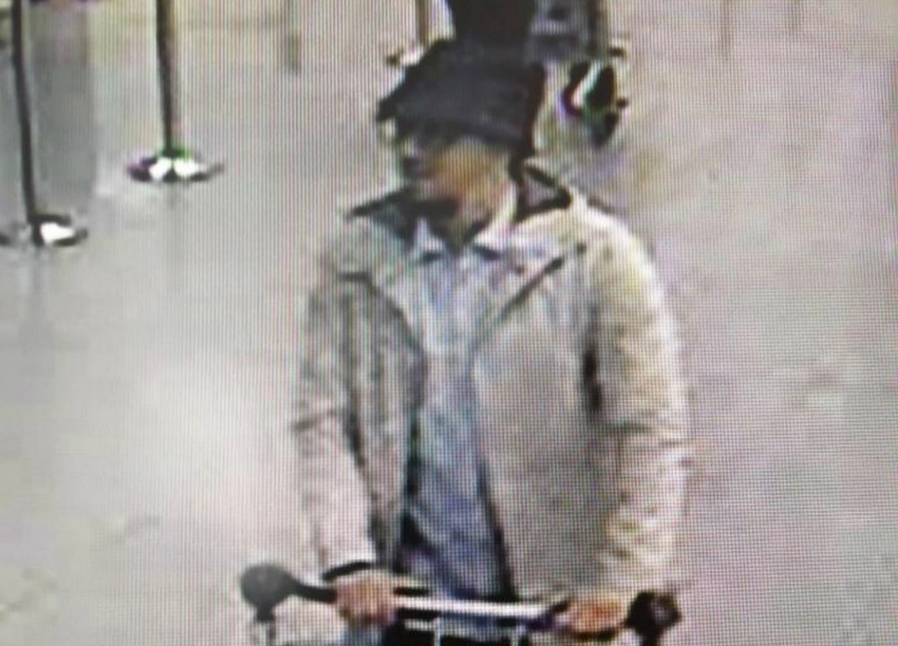 Imagem de câmera de segurança do suspeito de ter participado do atentado ao aeroporto