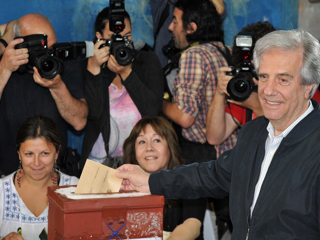 O candidato à Presidência do Uruguai, Tabaré Vázquez, deposita seu voto na urna