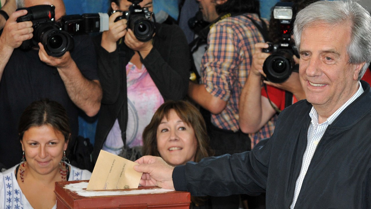 O candidato à Presidência do Uruguai, Tabaré Vázquez, deposita seu voto na urna no primeiro turno
