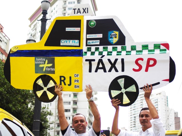 Taxistas protestam nas imediações da Câmara Municipal, nesta quarta-feira (09), em São Paulo, dia em que a Câmara vota o projeto de lei que proíbe aplicativos como o Uber