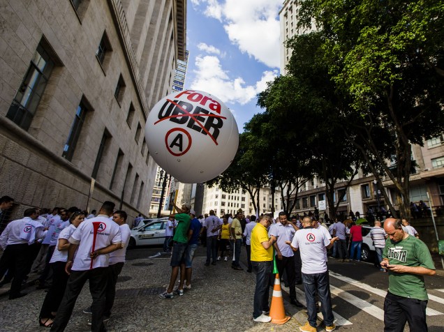 Manifestantes protestam em frente à Prefeitura de São Paulo, no centro, nesta quinta-feira (08) - O prefeito de São Paulo, Fernando Haddad (PT), permitirá o uso do aplicativo Uber na cidade de São Paulo