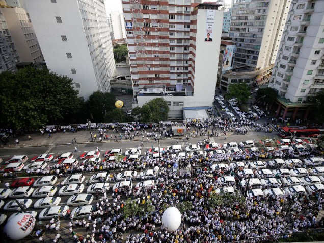 Protesto de taxistas de MG, RJ, DF, PR e SP na frente da Câmara Municipal de São Paulo (SP), nesta quarta-feira (09), onde ocorre a votação do Projeto de Lei (PL) 349/2014, que proíbe o funcionamento do app Uber, que conecta motoristas particulares a usuários.
