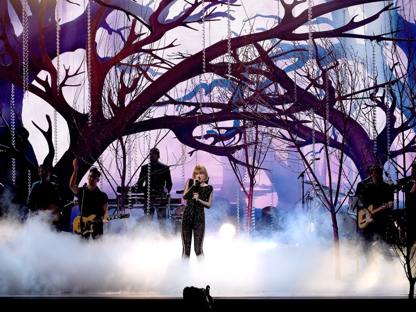 Taylor Swift durante a 58ª edição do Grammy, premiação que elege os melhores da música internacional, que acontece nesta segunda-feira (15)