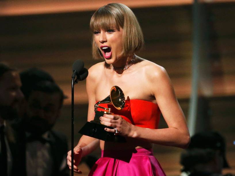 Taylor Swift durante a 58ª edição do Grammy, premiação que elege os melhores da música internacional, que acontece nesta segunda-feira (15)