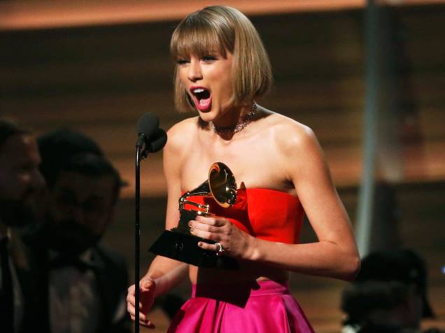 Taylor Swift durante a 58ª edição do Grammy, premiação que elege os melhores da música internacional, que acontece nesta segunda-feira (15)