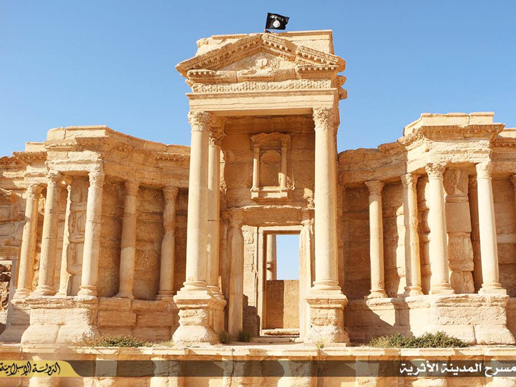 Imagem divulgada pela mídia jihadista, mostra uma bandeira do Estado Islâmico no topo do teatro romano da cidade de Palmira, na Síria