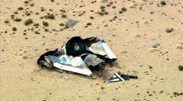 Destroços da aeronave Virgin Galactic, que se acidentou em voo teste nos EUA