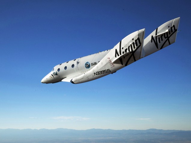 Imagem de arquivo cedida pela Virgin Galactic - Aeronave sobrevoa deserto de Mojave, na Califórnia, em outubro de 2010
