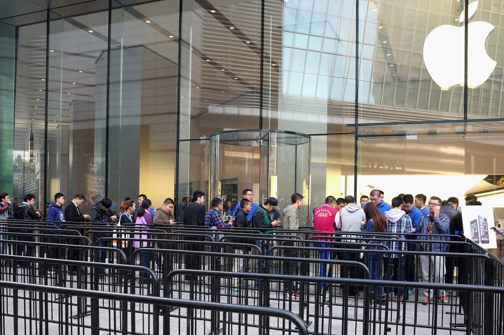 Chineses fazem fila para comprar o novo iPhone 6 e 6 Plus em Pequim