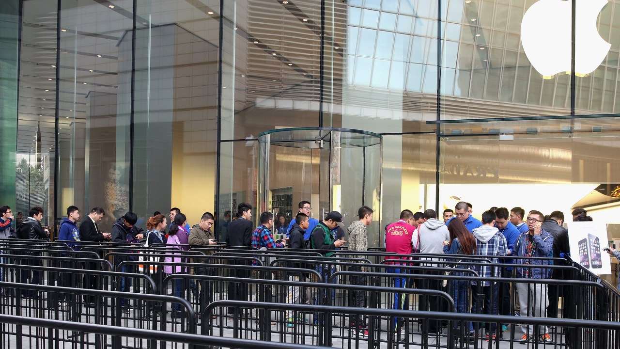 Chineses fazem fila para comprar o novo iPhone 6 e 6 Plus em Pequim