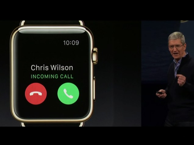 O CEO Tim Cook apresenta o Apple Watch, que permite enviar e receber mensagens, chamadas e e-mails, entre outras funções