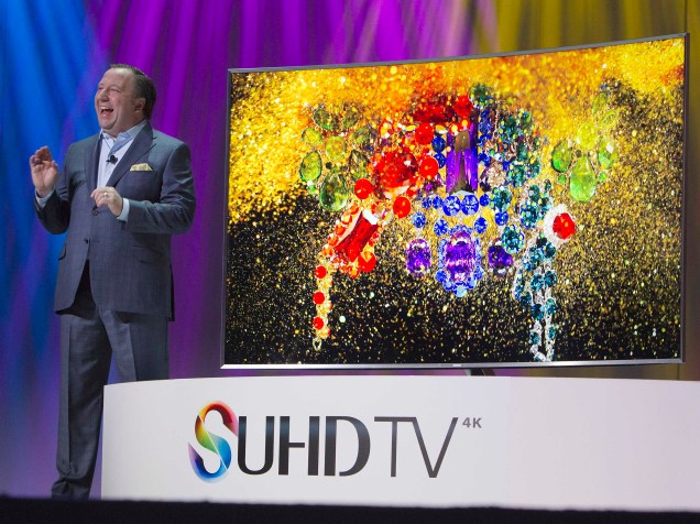 Vice-Presidente Executivo da Samsung Electronics America, Joe Stinziano, revela a nova Smart TV da fabricante sul-coreana, a SUHD TV