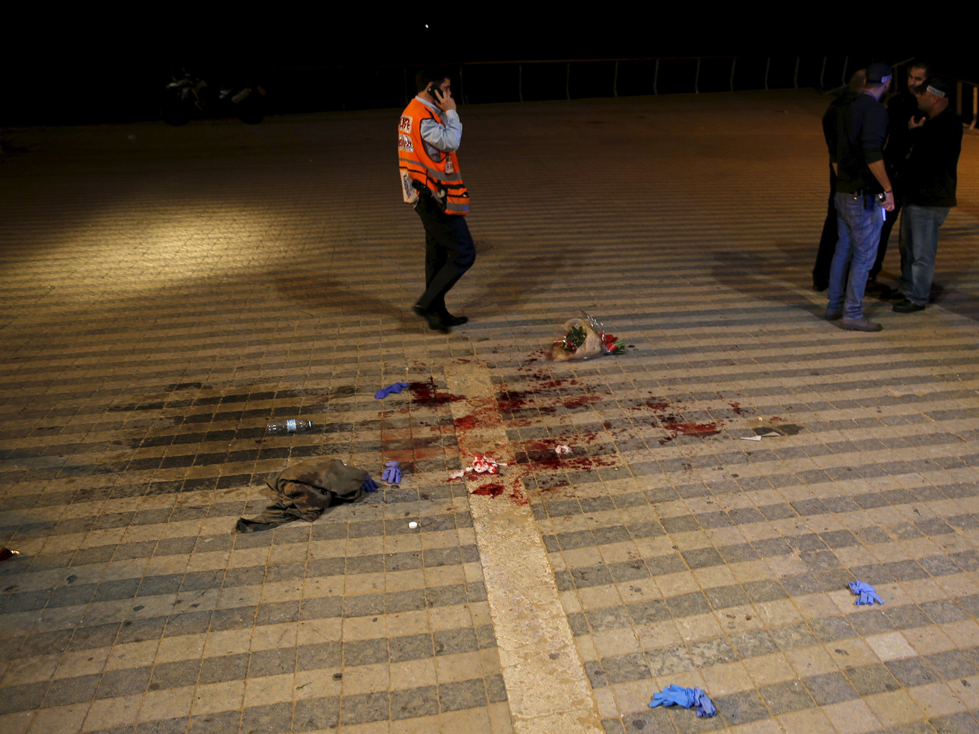 Local onde dez pessoas foram esfaqueadas por um palestino armado com uma faca, em Tel-Aviv nesta tarde (8)