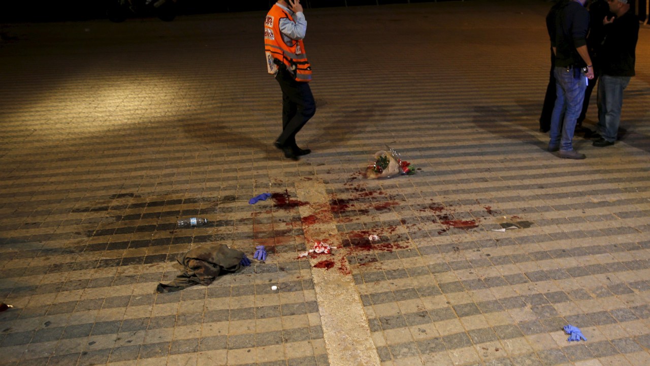 Local onde dez pessoas foram esfaqueadas por um palestino armado com uma faca, em Tel-Aviv nesta tarde (8)
