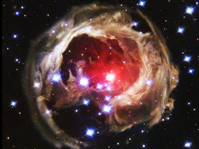 <p>Em 2002, astronautas assistiram a estrela V838 Monocerotis se tornar, temporariamente, a mais brilhante de nossa galáxia. Desde então, a luz que ela emitiu tem iluminado poeira que antes era invisível ao redor da estrela, um efeito conhecido como eco de luz</p>