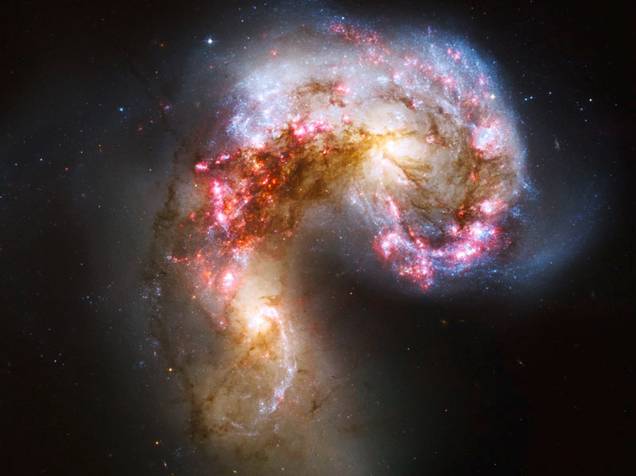 <p>Colisão de duas galáxias fotografadas pelo telescópio Hubble</p>