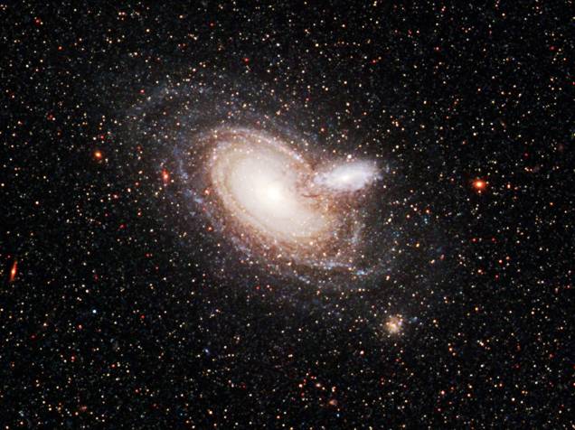 <p>Duas galáxias se sobrepondo, chamadas 2MASX J00482185-2507365</p>