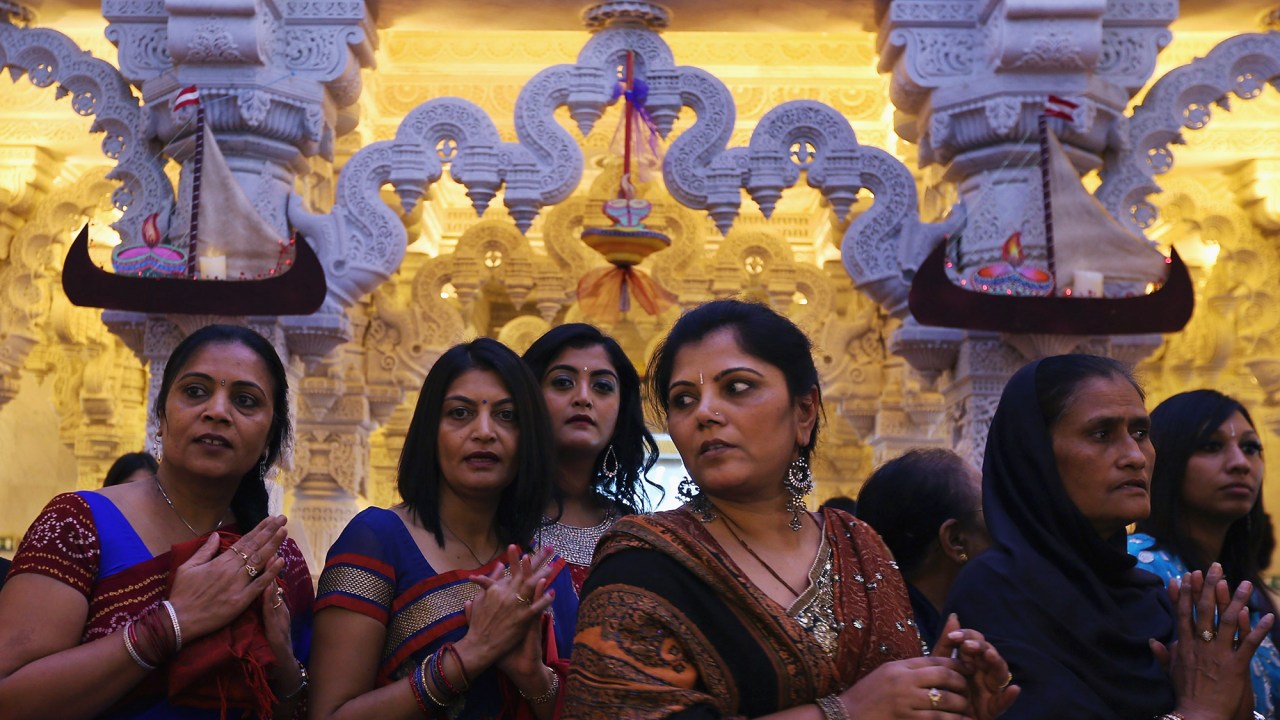 Mulheres rezam em templo hindu