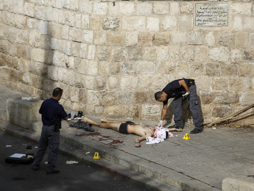 Policiais observam corpo de palestino morto em Jerusalém