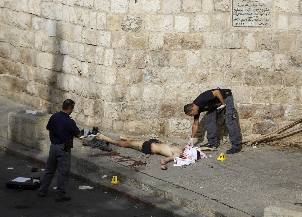 Policiais observam corpo de palestino morto em Jerusalém