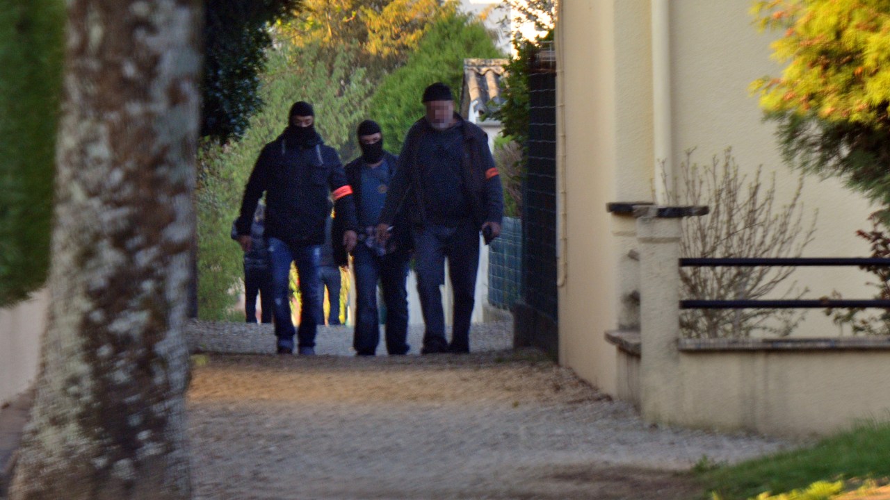 Policiais investigam a vizinhança de Vert-Bois, onde um estudante extremista planejava ataque, na França