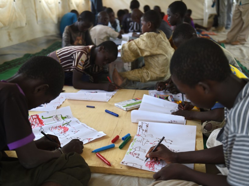 Jovens refugiados nigerianos participam de programa de terapia da UNICEF