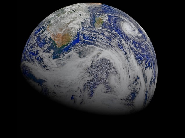 <p>Essa imagem é uma composição de diversas fotografias feitas pela câmera do satélite Suomi NPP, em abril de 2015. A foto mostra o sul africano e o oceano ao redor do continente. Um ciclone tropical pode ser visto sobre o Oceano Índico.</p>