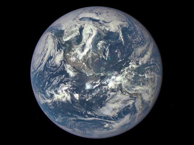 <p>A última versão da Blue Marble, fotografia que mostra toda a circunferência da Terra iluminada pelo Sol. Ela foi feita em 6 de julho de 2015 pela câmera do Deep Space Climate Observatory (Dscovr), a 1,6 milhão de quilômetros do planeta.</p>