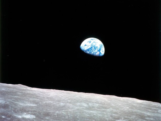 <p>Essa é a conhecida foto que mostra "o nascer da Terra", feita pelos astronautas da missão Apollo 8, sobre a Lua. Ela revela o solo lunar e parte da Terra iluminada pelo sol. A imagem foi divulgada na noite de 24 de dezembro de 1968, quando os astronautas se comunicaram com a Terra e mostraram as fotografias que haviam feito de nosso planeta.</p>