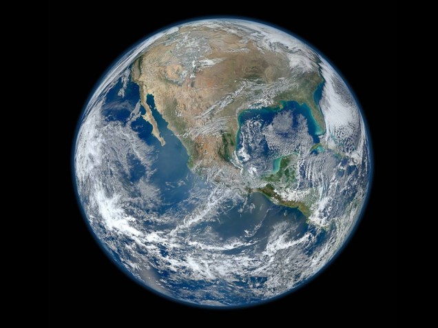 <p>Versão anterior da Blue Marble, feita pelo Suomi NPP, um satélite que orbita os polos da Terra. A foto é uma montagem de diversas fotografias da superfície da Terra tiradas em janeiro de 2012.</p>