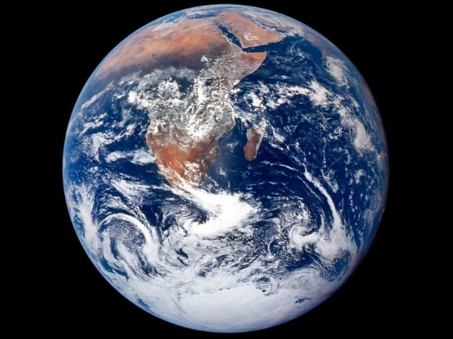 <p>A primeira versão da Blue Marble foi feita em 7 de dezembro de 1972, pelos astrônomos da missão Apollo 17, que viajavam até a Lua. Foi a primeira vez que a Terra foi revelada em toda a sua circunferência e em cores, sob a luz do Sol. A imagem, a primeira em alta qualidade, mostra desde o Mar Mediterrâneo até Polo Sul, coberto por brancas nuvens. Também é possível observar a costa africana e partes da Ásia.</p>