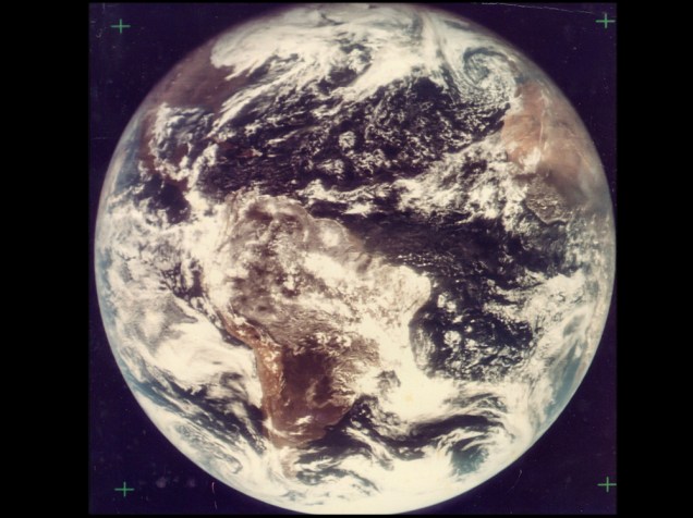 <p>Essa é a primeira imagem e em cores da circunferência completa da Terra. Foi tirada em 18 de novembro de 1967, cinco anos antes de da versão dos astronautas da Apollo 17. No entanto, não está em alta qualidade, como se pode ver pelas bordas da foto ainda borradas e pouco nítidas.  </p>
