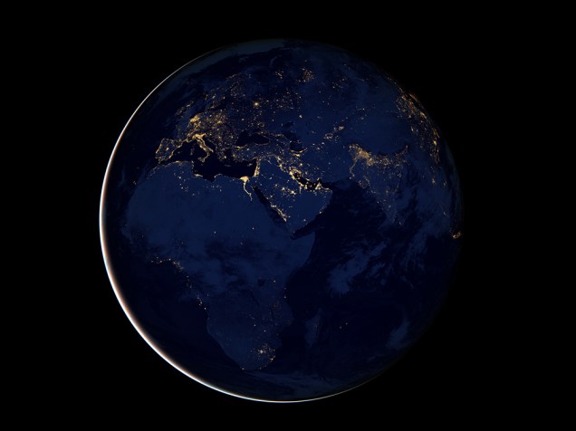 <p>A visão noturna do planeta revela a iluminação artificial das grandes cidades. A imagem é uma composição de nove fotos feitas em abril de 2012 e treze dias em outubro do mesmo ano pelo Suomi NPP, um satélite que orbita os polos da Terra. A versão noturna da Blue Marble é conhecida pelos astrônomos como Black Marble.</p>