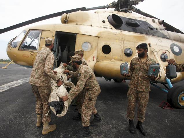 Soldados paquistaneses carregam comida para sobreviventes de terremoto que matou ao menos 260 no Afeganistão e Paquistão - 27/10/2015