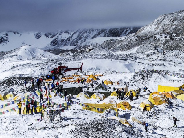 Barracas destruídas em acampamento base do monte Everest, no Nepal, depois de avalanche atingir a região