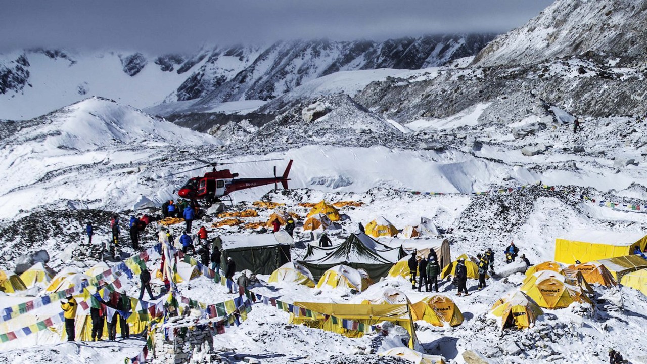 Barracas destruídas em acampamento base do monte Everest, no Nepal, depois de avalanche atingir a região