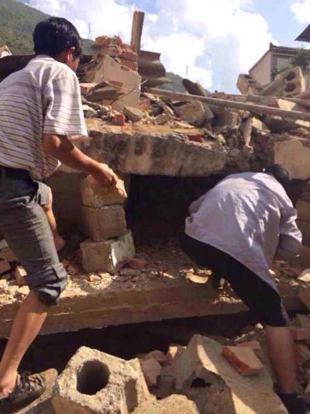 Moradores ajudam nas buscas por sobreviventes de terremoto na China